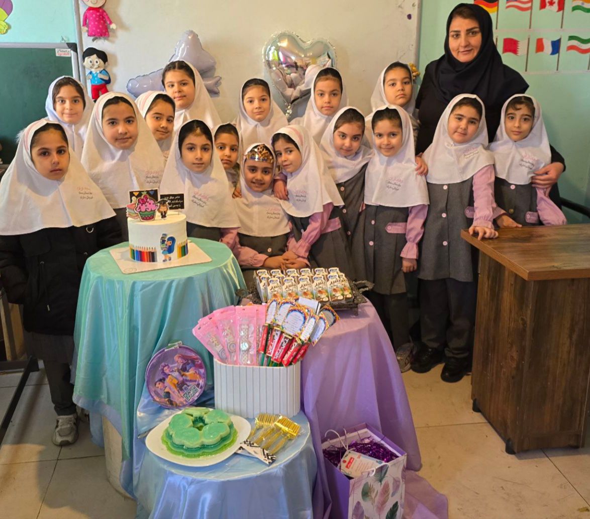 جشن اسم گل دختران پایه اول خانم منافی ۱۴۰۵-۱۴۰۴